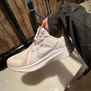 LIKE NEW NIKE Women’s Quest 4 White Silver Running Sneakers Shoes US Size 9